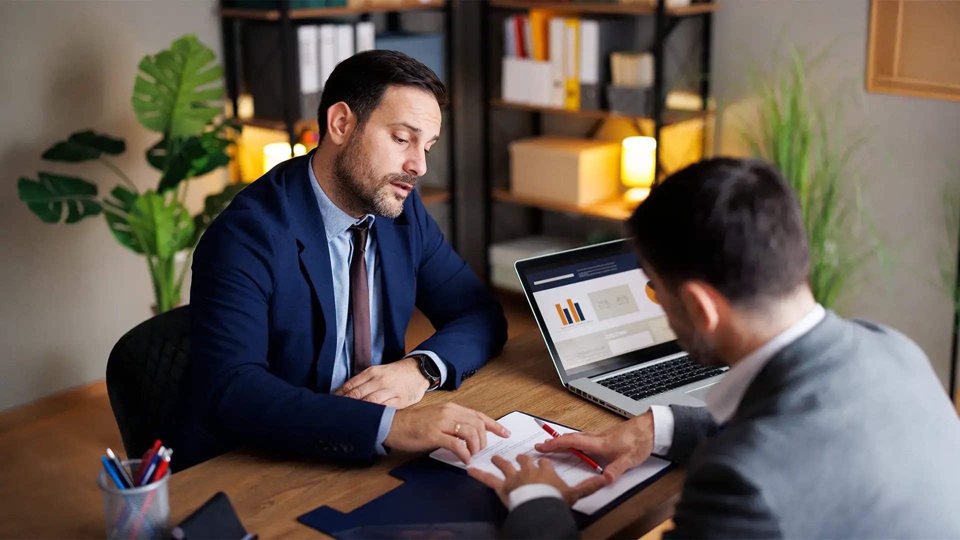 Abogado experto asesorando a un cliente en la negociación de sus deudas