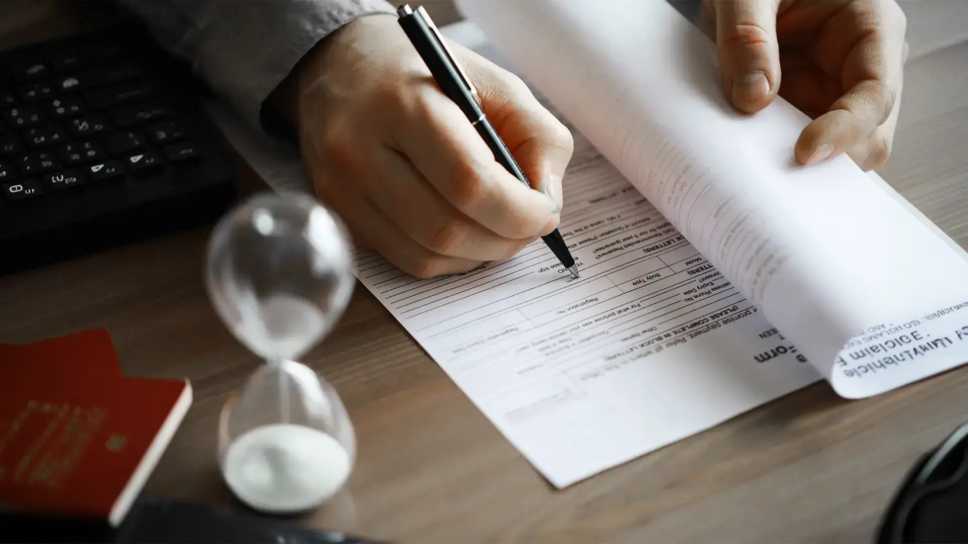 Persona firmando una solicitud de prescripción de deudas junto a un reloj de arena que representa el plazo legal cumplido
Levantamiento de medidas cautelares